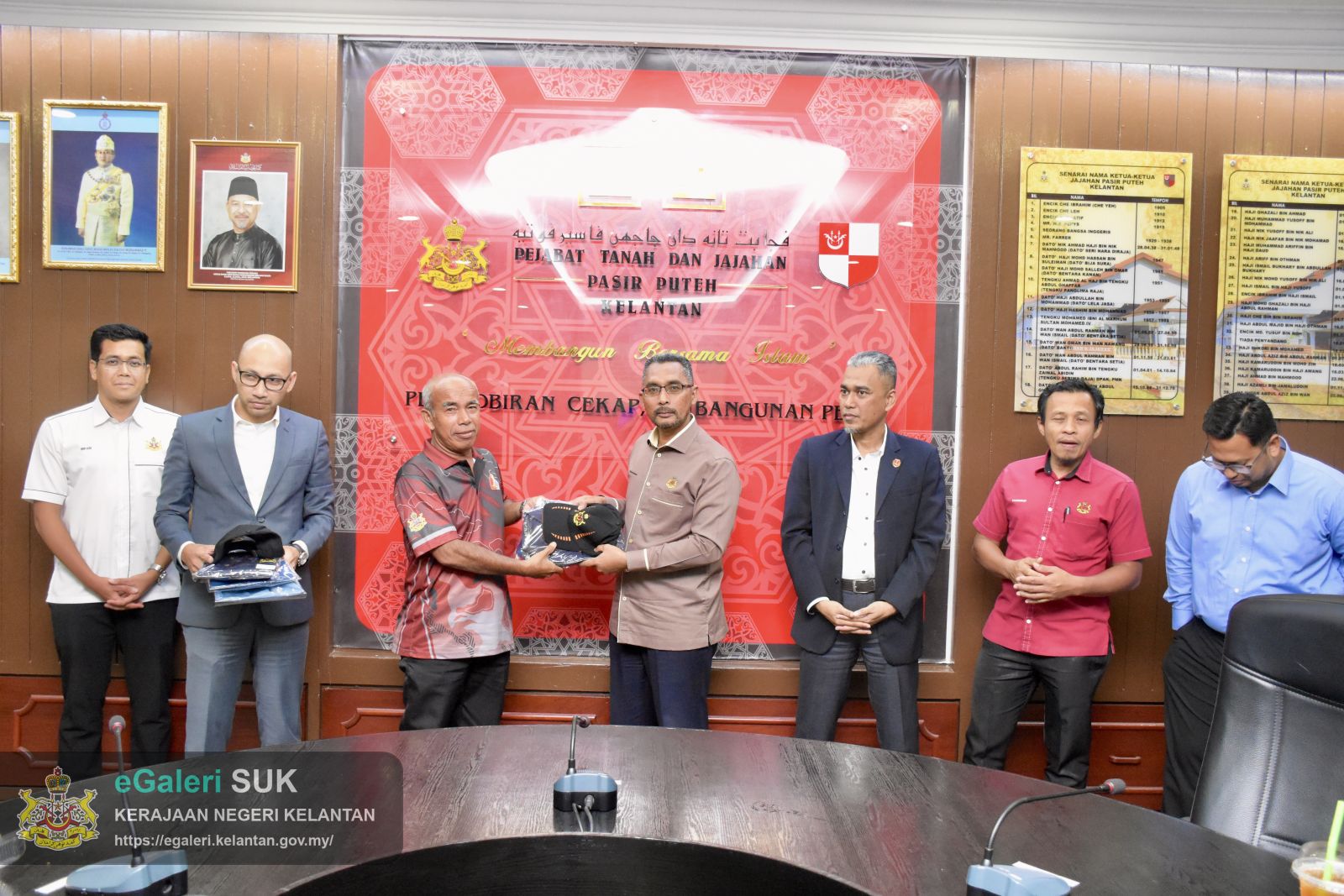majlis-perjumpaan-yabrs-ketua-jajahan-pasir-puteh-merangkap-yang-dipertua-majlis-daerah-pasir-puteh-bersama-peserta-kontinjen-perbarisan-hari-kebangsaan-malaysia-2026-15.JPG