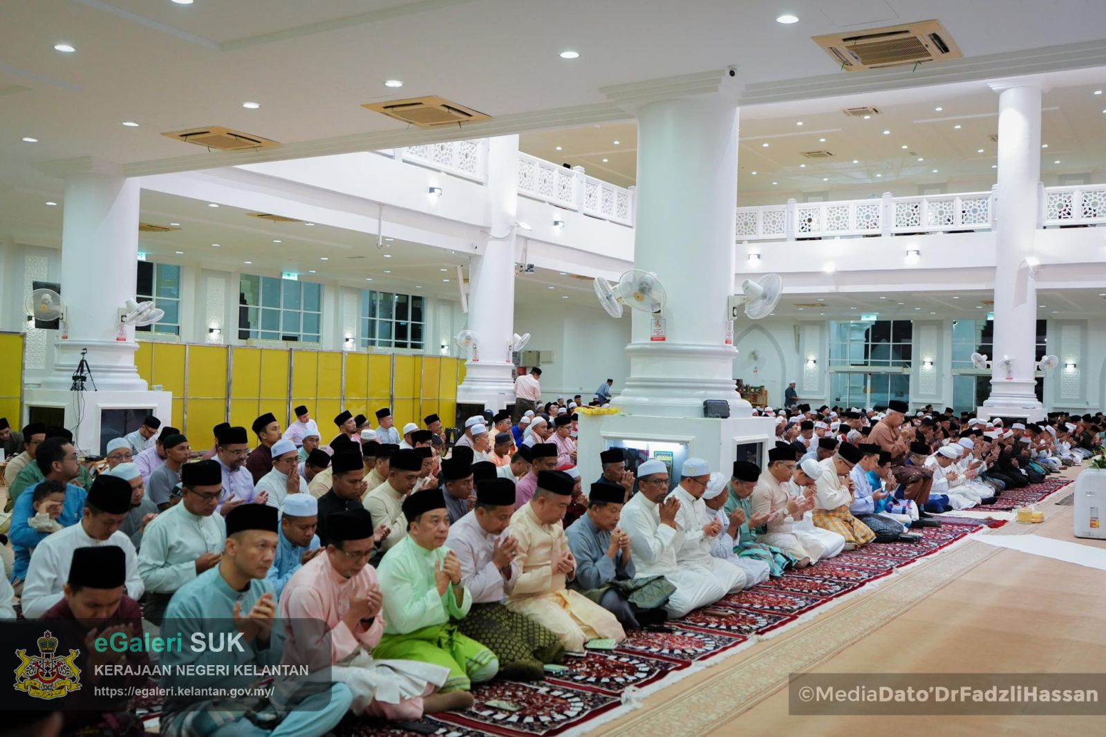 majlis-solat-hajat-dan-doa-selamat-sempena-perayaan-ulang-tahun-hari-keputeraan-kebawah-duli-yang-maha-mulia-sultan-muhammad-v-yang-ke56-4.jpg