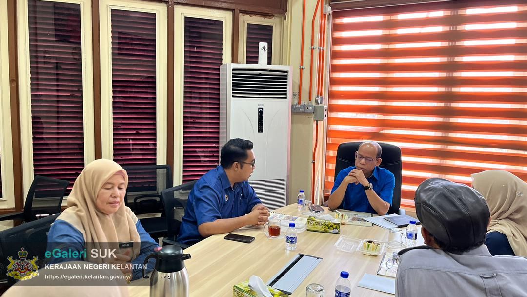kunjungan-hormat-dari-ybrs-pengarah-jabatan-perpaduan-negara-dan-integrasi-nasional-negeri-kelantan-bersama-rombongan-dari-jabatan-perpaduan-negara-dan-integrasi-nasional-negeri-kelantan-ke-atas-yabrs-ketua-jajahan-gua-musang-1.jpg