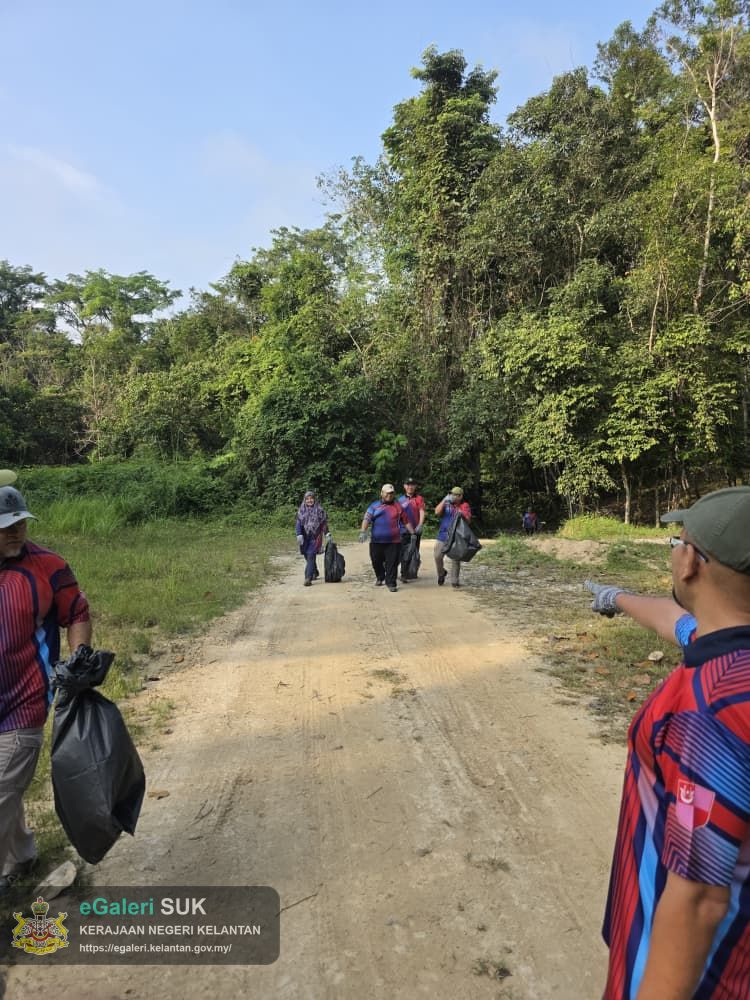 program-gotong-royong-oleh-bahagian-pembangunan-pejabat-tanah-jajahan-gua-musang-di-taman-rekreasi-hutan-dalam-bandar-bukit-chupak,-gua-musang-4.jpg
