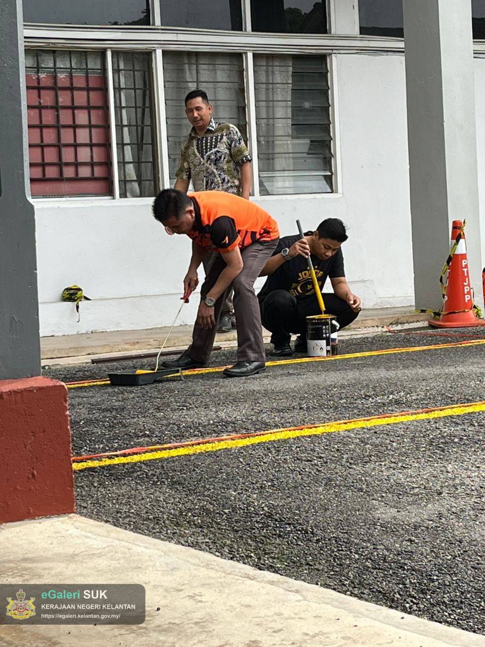 program-gotong-royong-dan-mengecat-petak-parkir-kereta--perkarangan-parkir-ptjpp-4.jpg