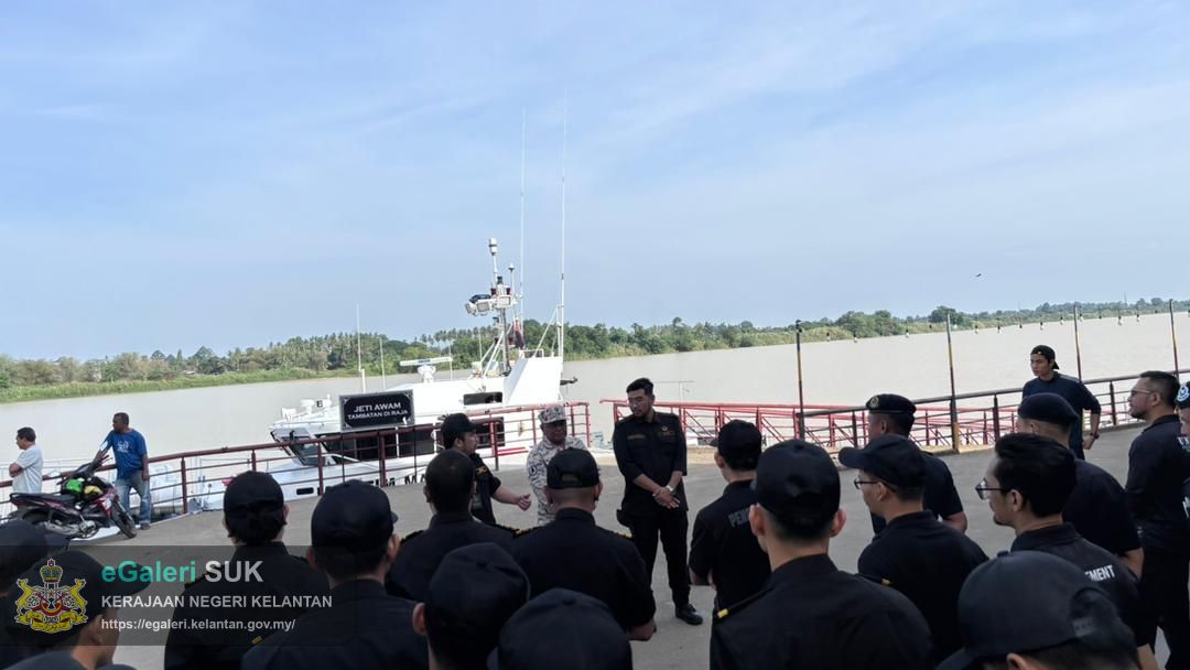 operasi-bersepadu-pengalihan-rumah-rakit-di-tebing-sungai-kelantan-1.jpeg