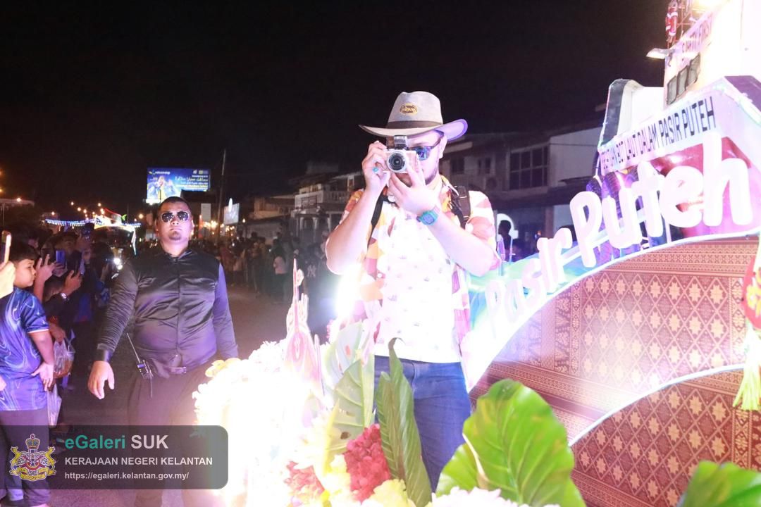majlis-perarakan-kereta-berhias-pejabat-tanah-dan-jajahan-pasir-puteh-sempena-ulang-tahun-hari-keputeraan-kebawah-duli-yang-maha-mulia-sultan-muhammad-v-yang-ke-56-tahun-2025-30.jpg