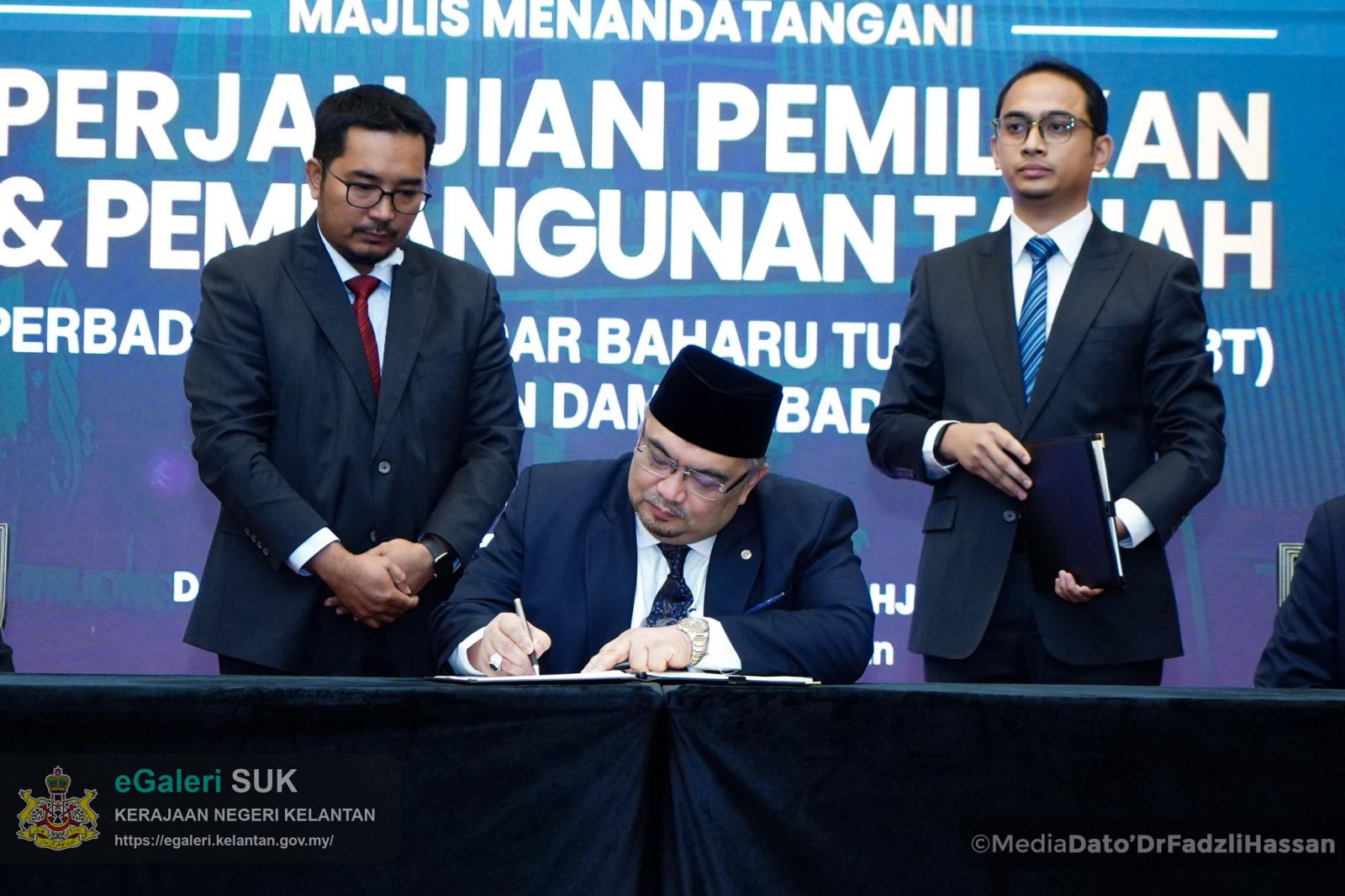 majlis-menandatangani-perjanjian-pemilikan-dan-pembangunan-tanah-antara-kumpulan-damai-abadi-(kda)-dan-perbadanan-bandar-baru-tunjong-(pbbt)-2.jpg