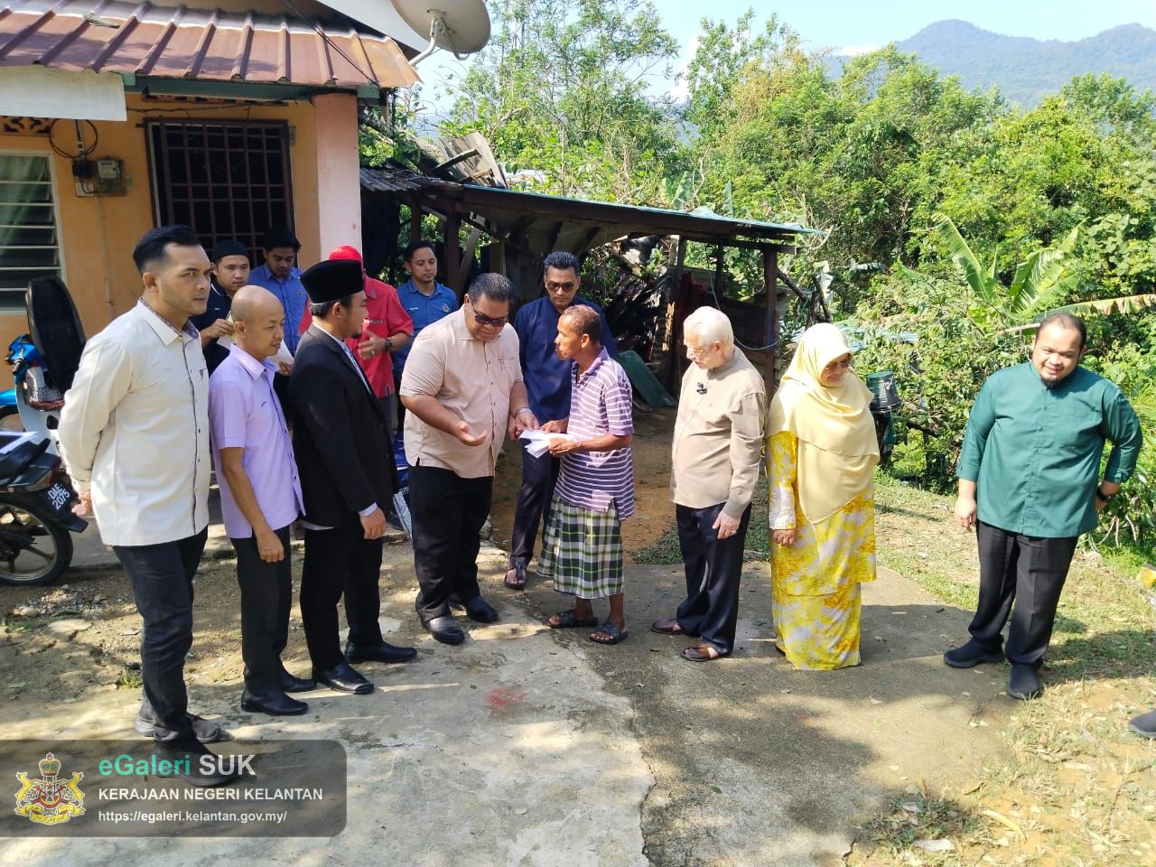 penyampaian-bantuan-kepada-mangsa-ribut-2.jpeg