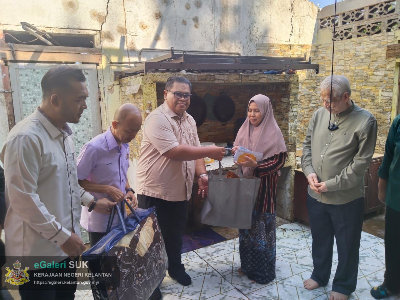 penyampaian-bantuan-kepada-mangsa-ribut-3.jpeg