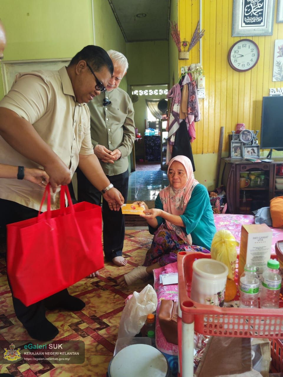 penyampaian-bantuan-kepada-mangsa-ribut-4.jpeg