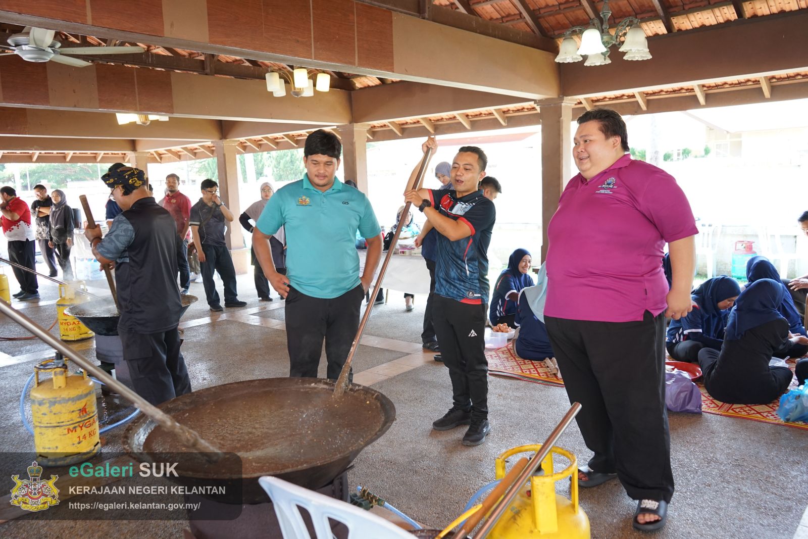 program-bubur-asyura-kuca-suro-pejabat-pengarah-tanah-dan-galian-kelantan-16.JPG