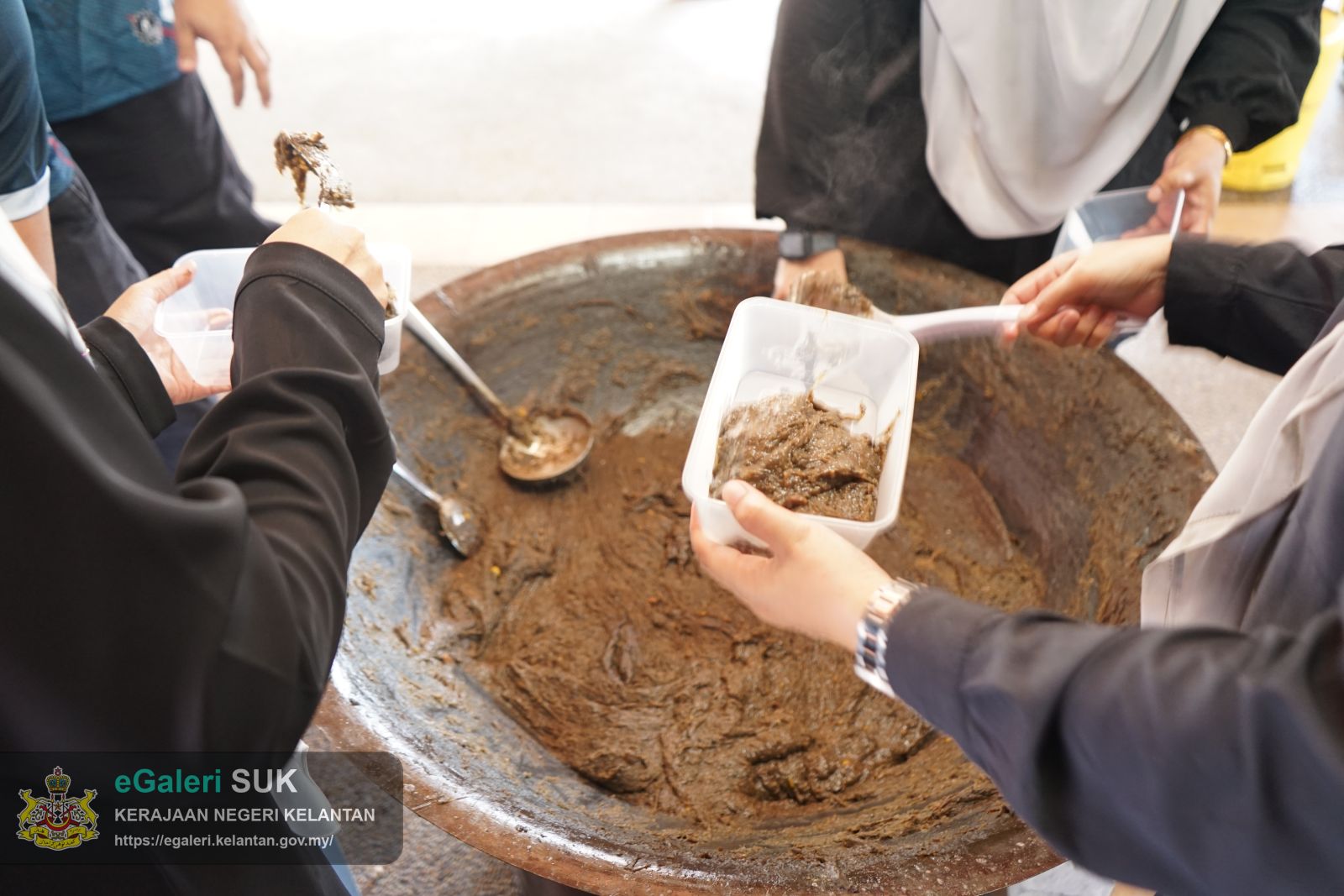 program-bubur-asyura-kuca-suro-pejabat-pengarah-tanah-dan-galian-kelantan-19.JPG
