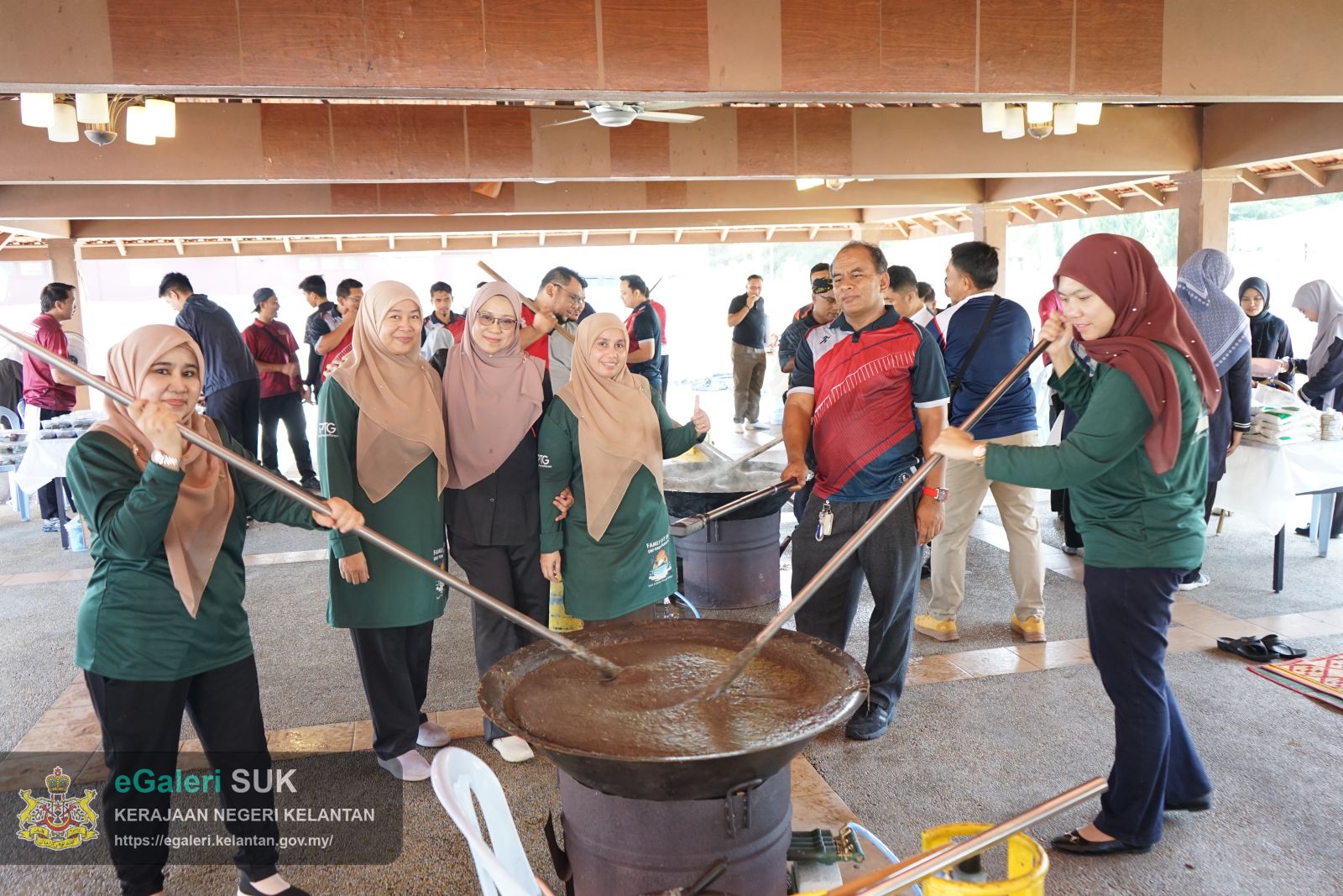 program-bubur-asyura-kuca-suro-pejabat-pengarah-tanah-dan-galian-kelantan-21.JPG