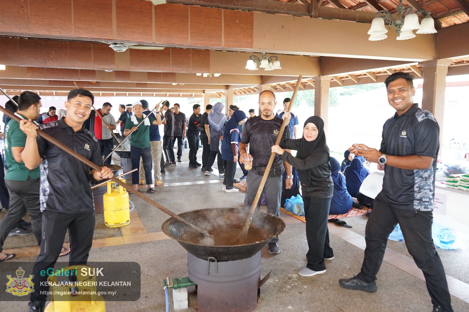 program-bubur-asyura-kuca-suro-pejabat-pengarah-tanah-dan-galian-kelantan-24.JPG