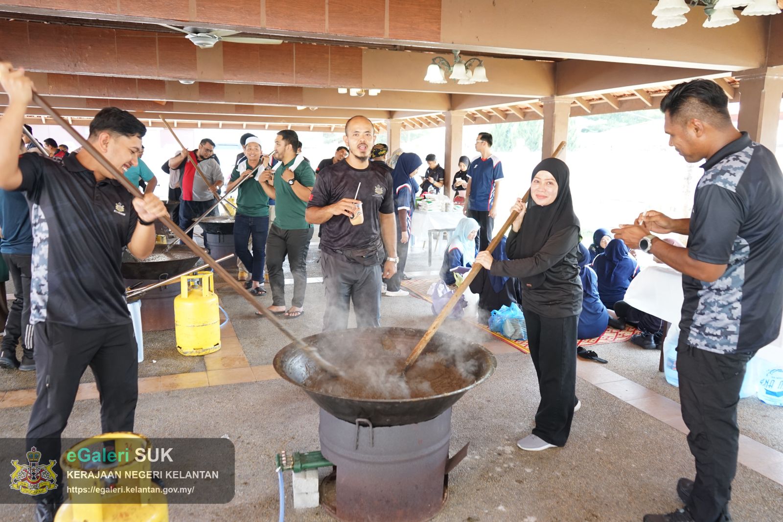 program-bubur-asyura-kuca-suro-pejabat-pengarah-tanah-dan-galian-kelantan-25.JPG