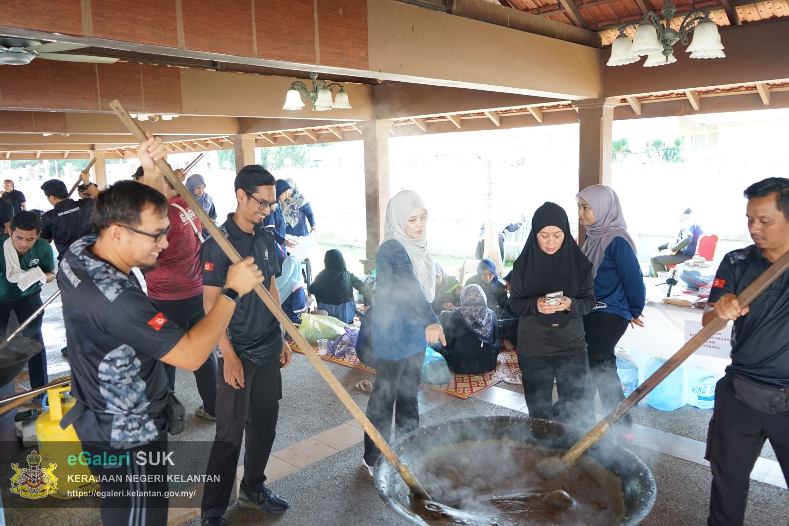 program-bubur-asyura-kuca-suro-pejabat-pengarah-tanah-dan-galian-kelantan-3.JPG