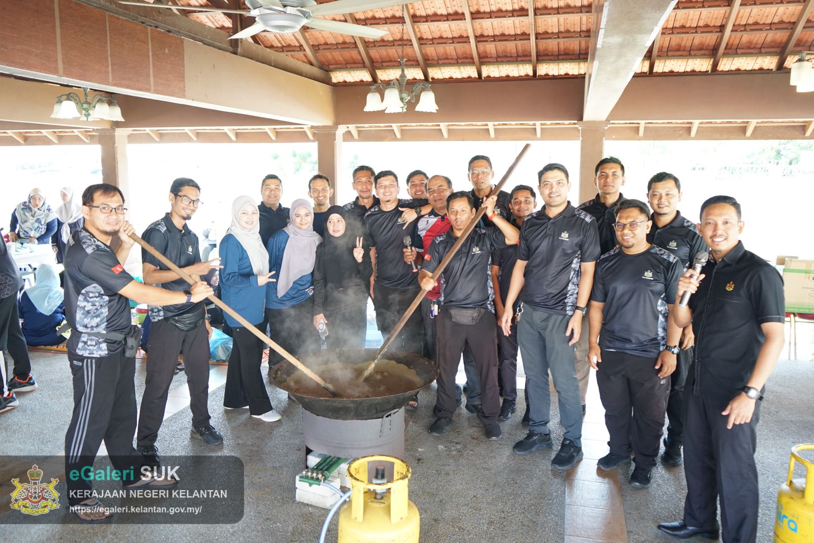 program-bubur-asyura-kuca-suro-pejabat-pengarah-tanah-dan-galian-kelantan-4.JPG