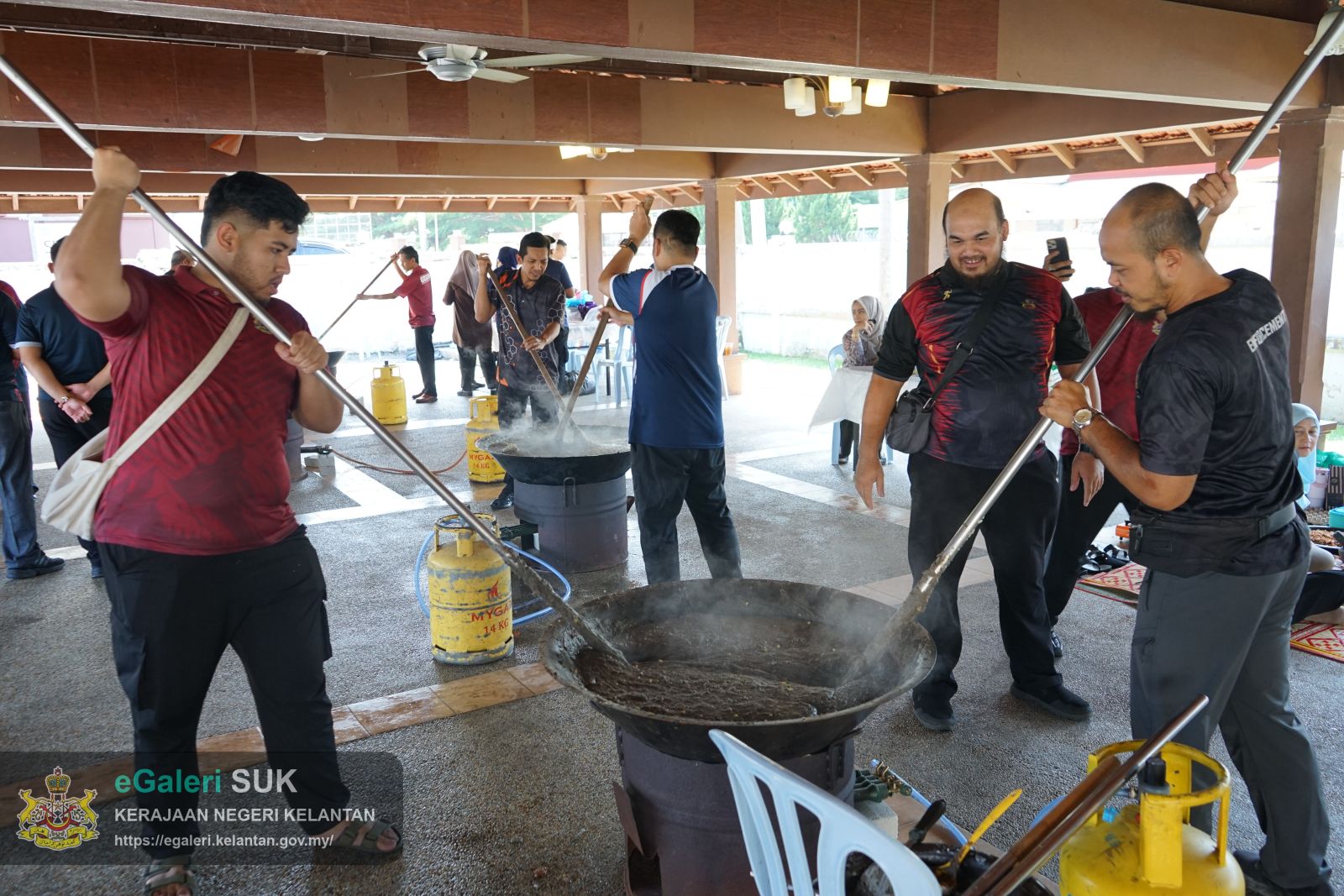 program-bubur-asyura-kuca-suro-pejabat-pengarah-tanah-dan-galian-kelantan-6.JPG