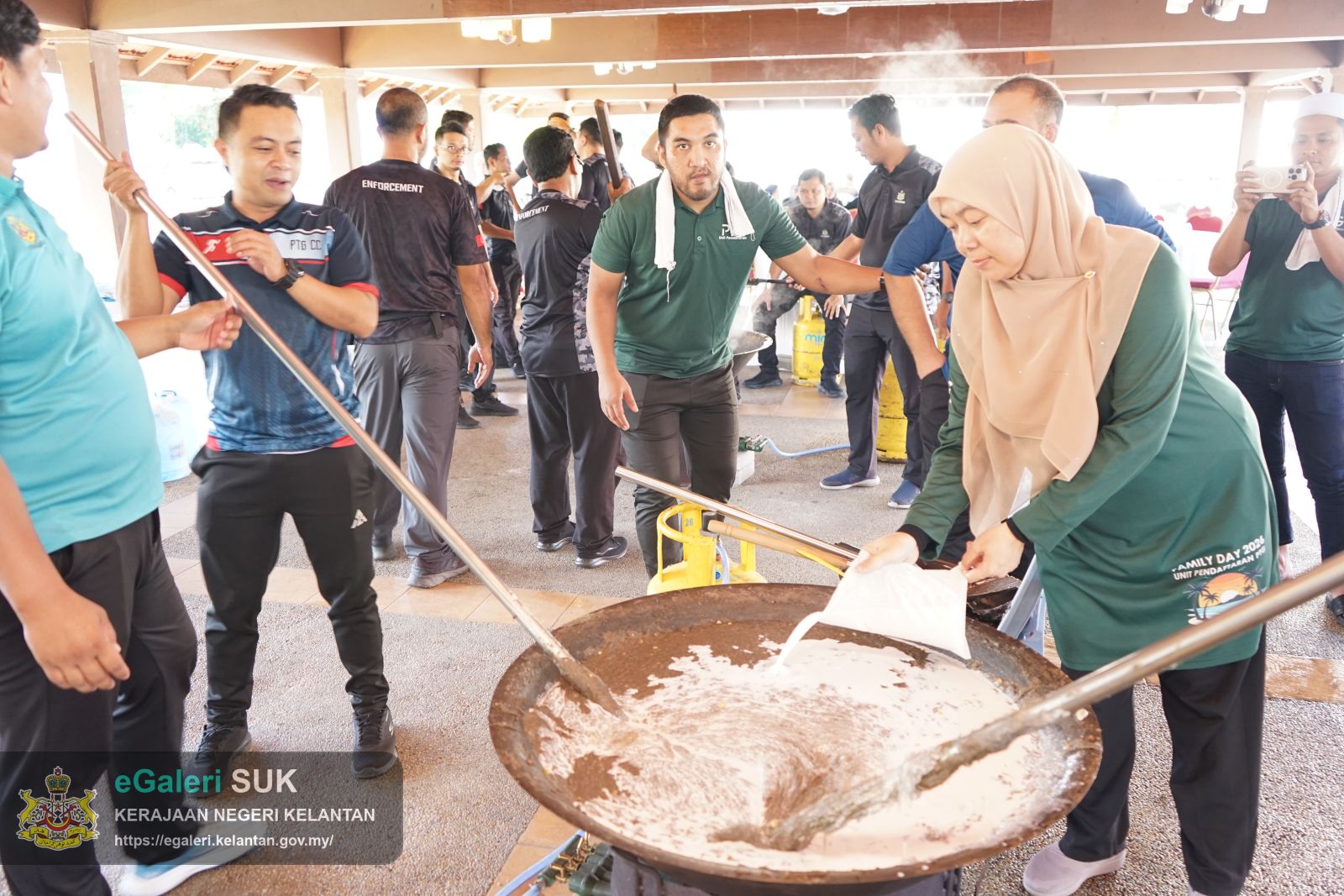 program-bubur-asyura-kuca-suro-pejabat-pengarah-tanah-dan-galian-kelantan-9.JPG