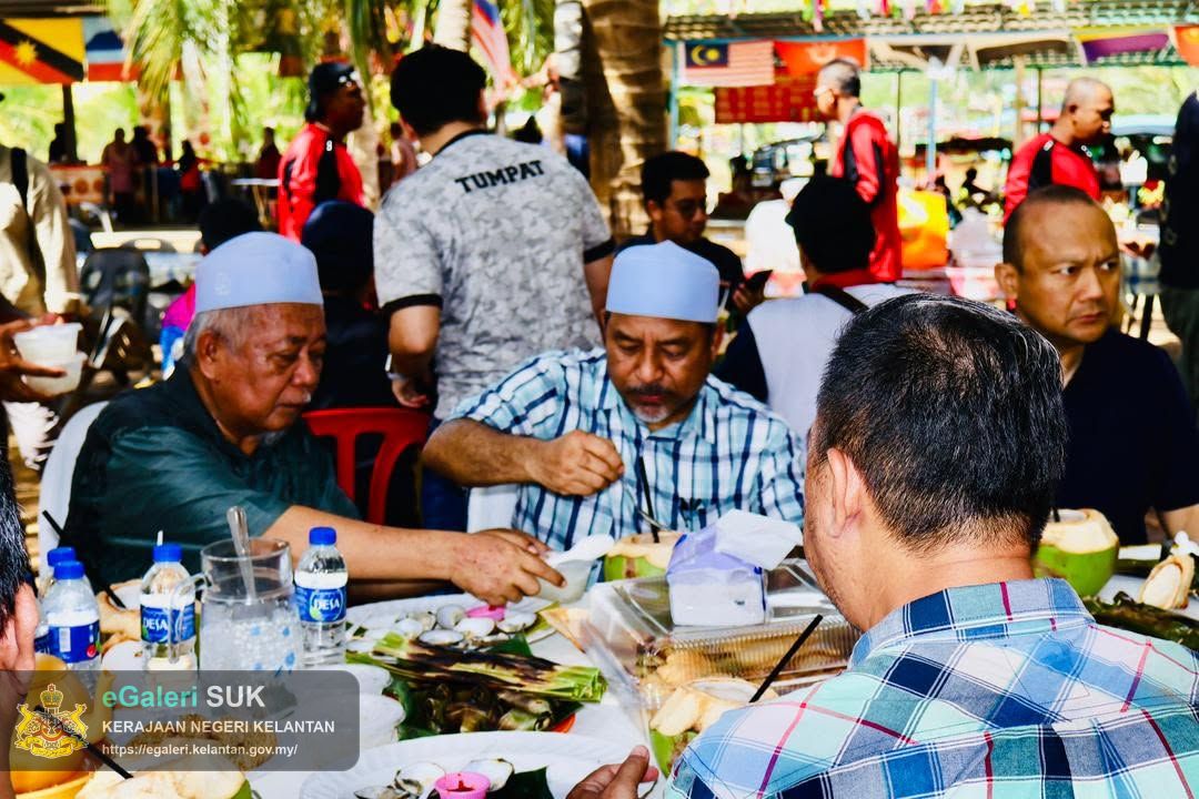 program-suai-mesra-yab-ustaz-dato-panglima-perang-menteri-besar-kelantan-bersama-persatuan-nelayan-darat-kampung-pulau-pisang-3.jpg