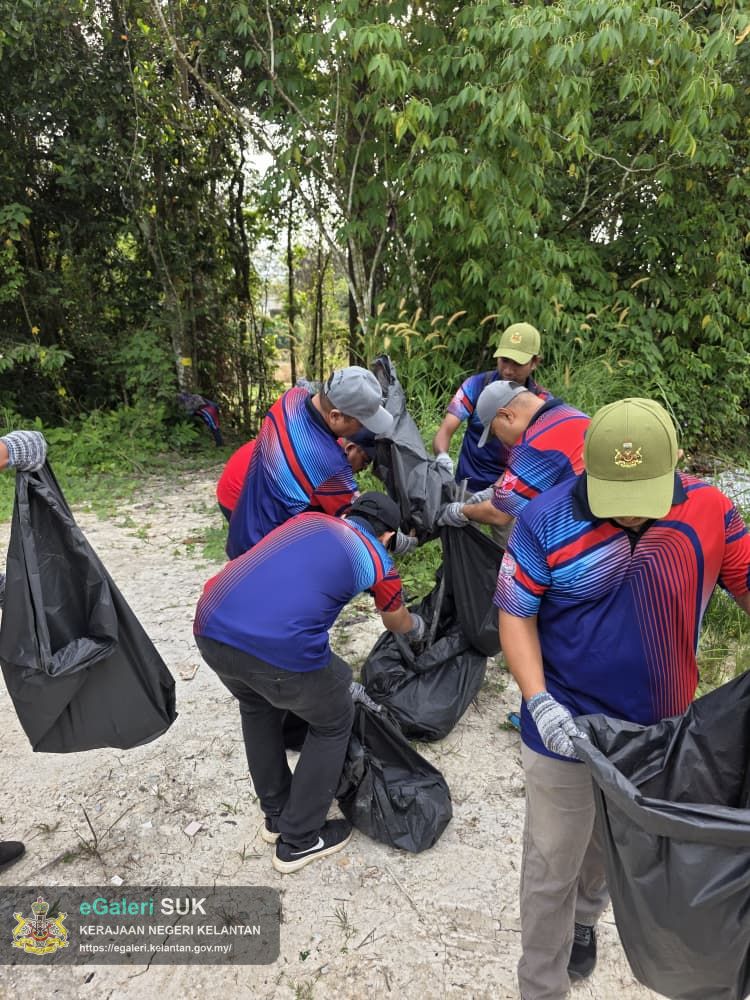 program-gotong-royong-oleh-bahagian-pembangunan-pejabat-tanah-jajahan-gua-musang-di-taman-rekreasi-hutan-dalam-bandar-bukit-chupak,-gua-musang-9.jpg
