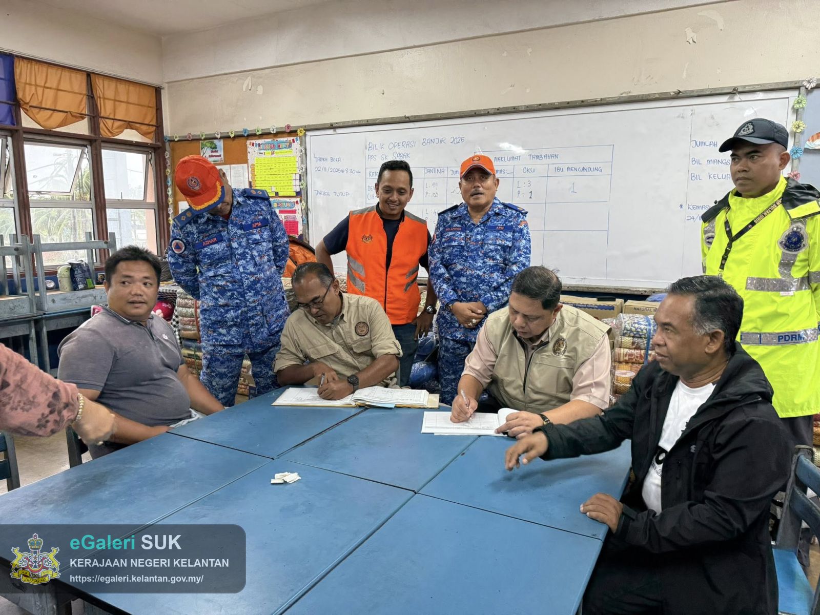lawatan-kp-nadma-ke-pusat-pemindahan-sementara-sk-sabak-4.jpg