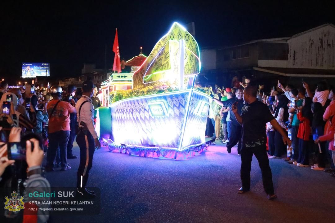 majlis-perarakan-kereta-berhias-pejabat-tanah-dan-jajahan-pasir-puteh-sempena-ulang-tahun-hari-keputeraan-kebawah-duli-yang-maha-mulia-sultan-muhammad-v-yang-ke-56-tahun-2025-34.jpg