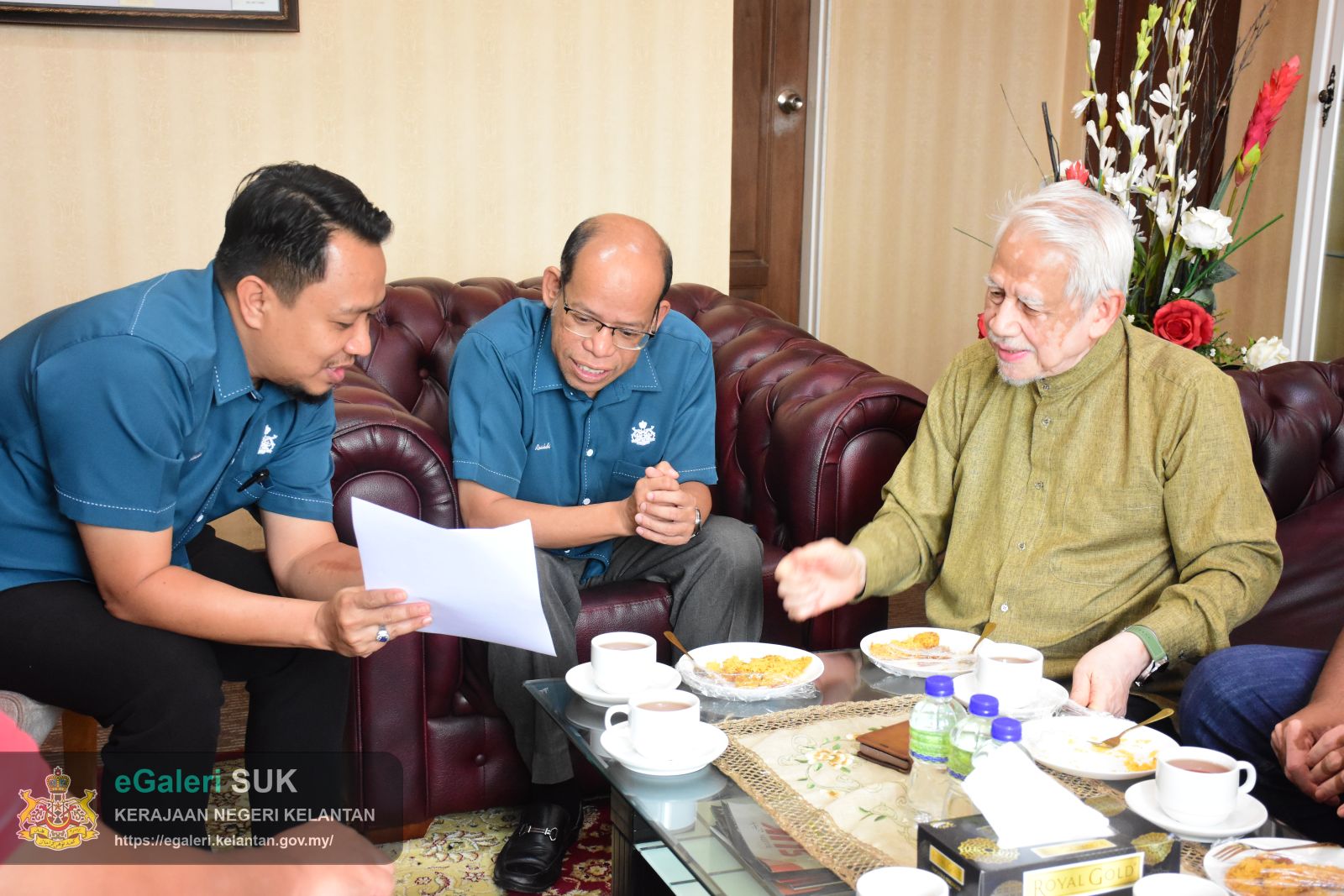 yb-exco-pelancongan-negeri-kelantan-datuk-kamarudin-md-nor-mengadakan-kunjungan-hormat-ke-atas-en-mohd-roshdi-bin-ismail--ketua-jajahan-pasir-puteh-4.JPG