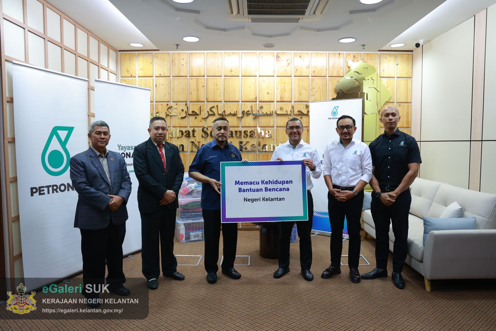 kunjungan-hormat-petronas-pantai-timur-ke-pejabat-suk-2.jpeg
