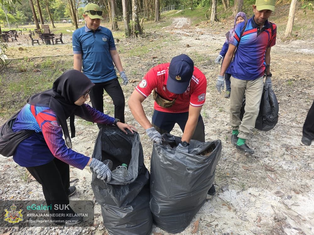 program-gotong-royong-oleh-bahagian-pembangunan-pejabat-tanah-jajahan-gua-musang-di-taman-rekreasi-hutan-dalam-bandar-bukit-chupak,-gua-musang-10.jpg