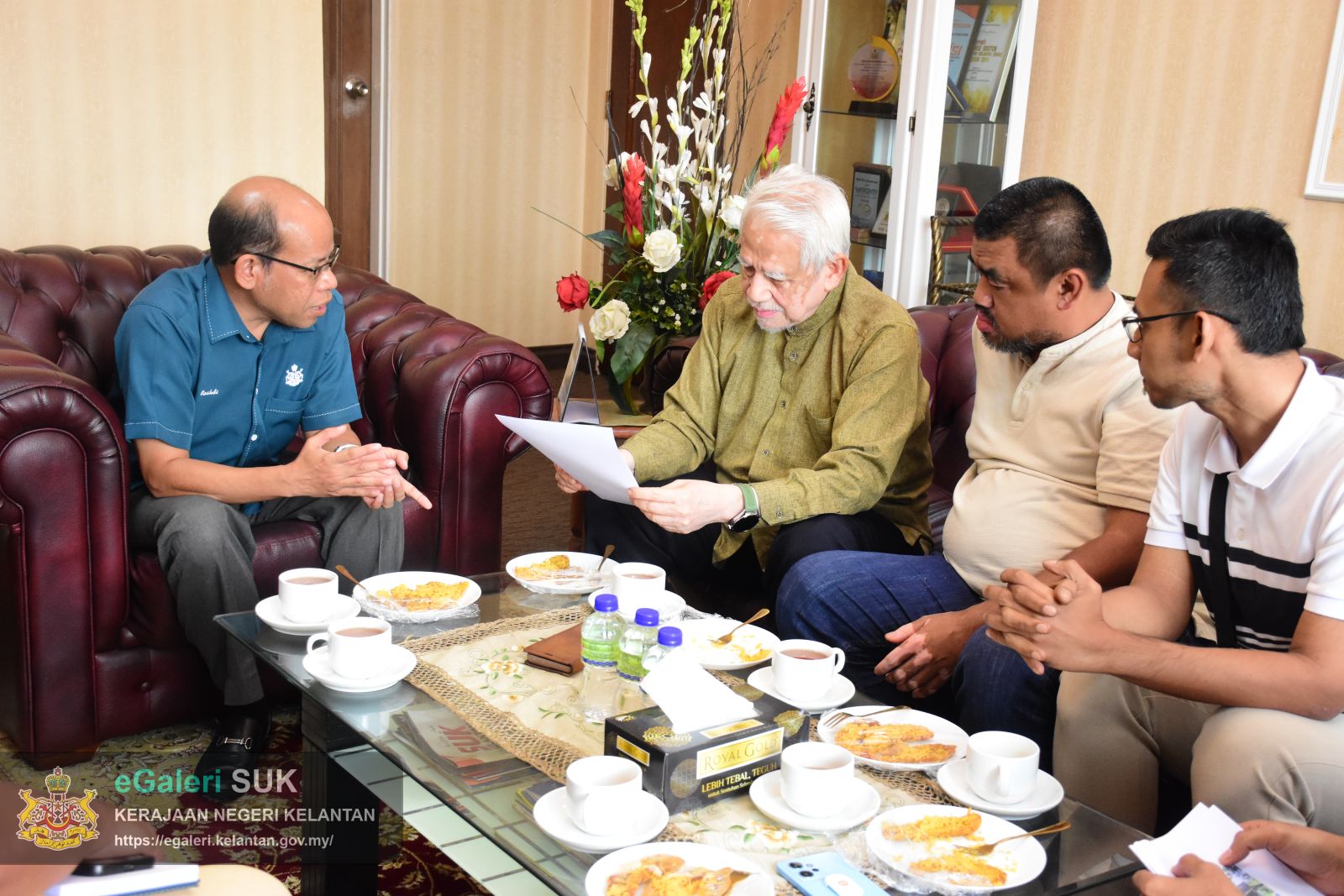 yb-exco-pelancongan-negeri-kelantan-datuk-kamarudin-md-nor-mengadakan-kunjungan-hormat-ke-atas-en-mohd-roshdi-bin-ismail--ketua-jajahan-pasir-puteh-2.JPG