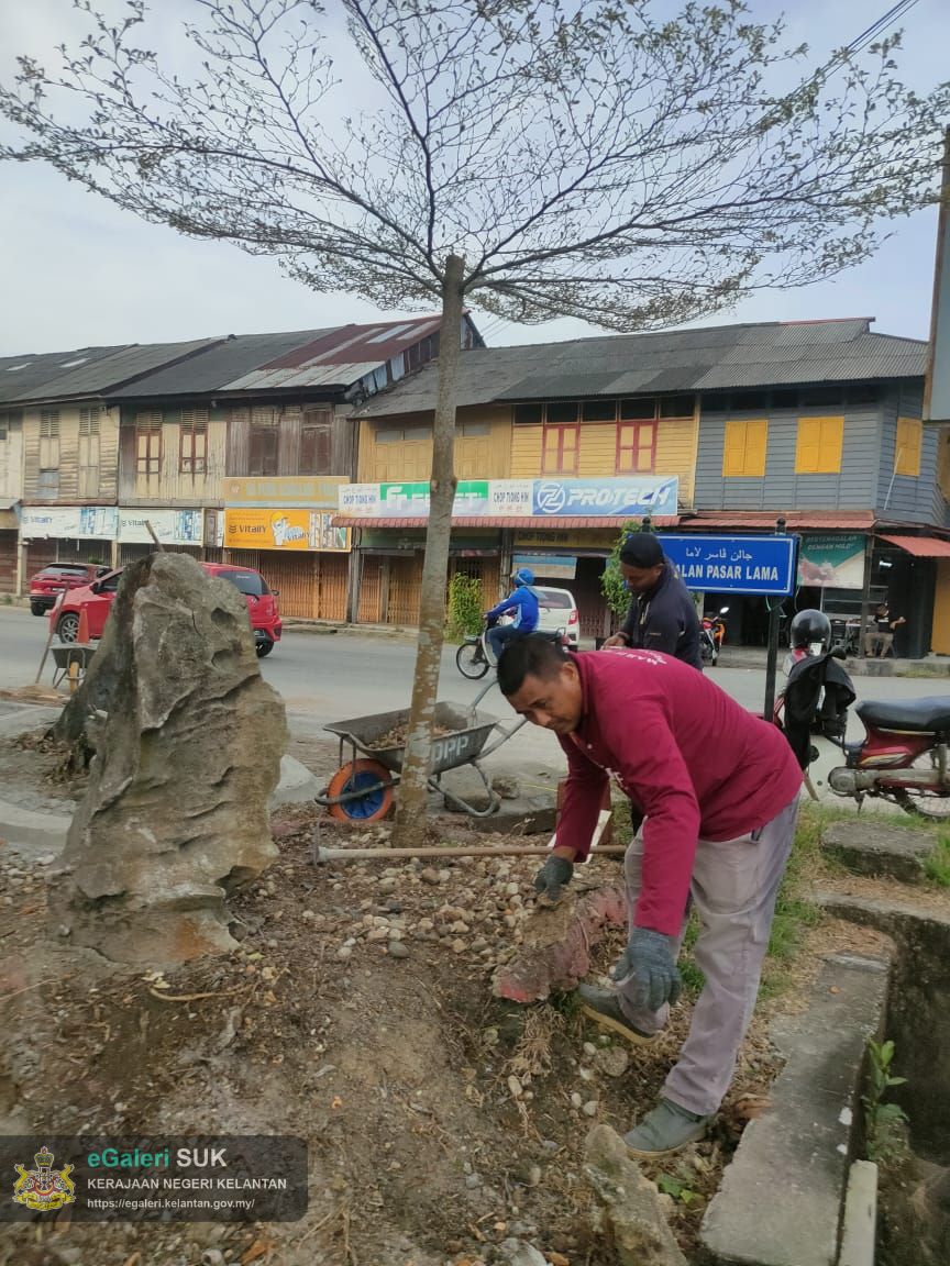kerja-menaiktaraf-landskap-di-tepi-bangunan-ipc-pasir-puteh-6.jpg