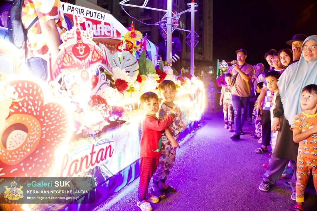 majlis-perarakan-kereta-berhias-pejabat-tanah-dan-jajahan-pasir-puteh-sempena-ulang-tahun-hari-keputeraan-kebawah-duli-yang-maha-mulia-sultan-muhammad-v-yang-ke-56-tahun-2025-28.jpg