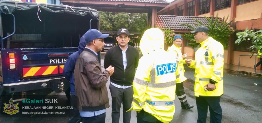 lawatan-tuan-ketua-jajahan-ke-pusat-pemindahan-sementara-pps-semerak-1.jpg