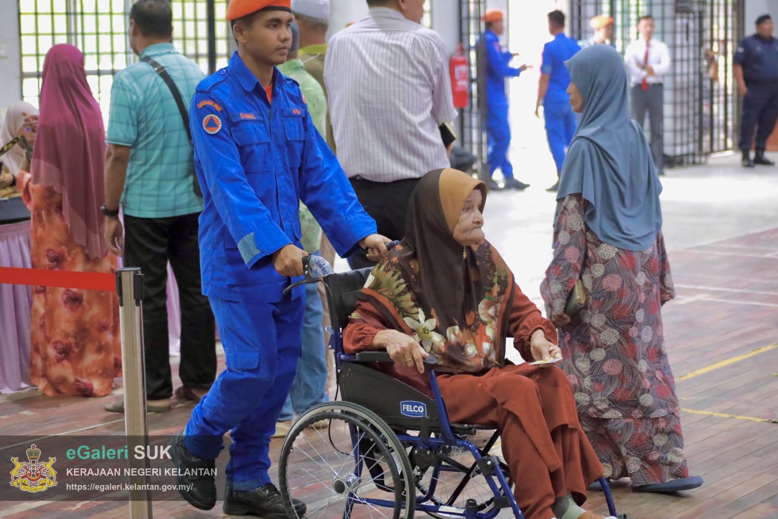 program-agihan-bantuan-wang-ihsan-bwi-kepada-kir-yang-berpindah-ke-pps-disebabkan-bencana-banjir-timur-lautmtl-bagi-jajahan-pasir-putehmachang-dan-bachok-18.JPG