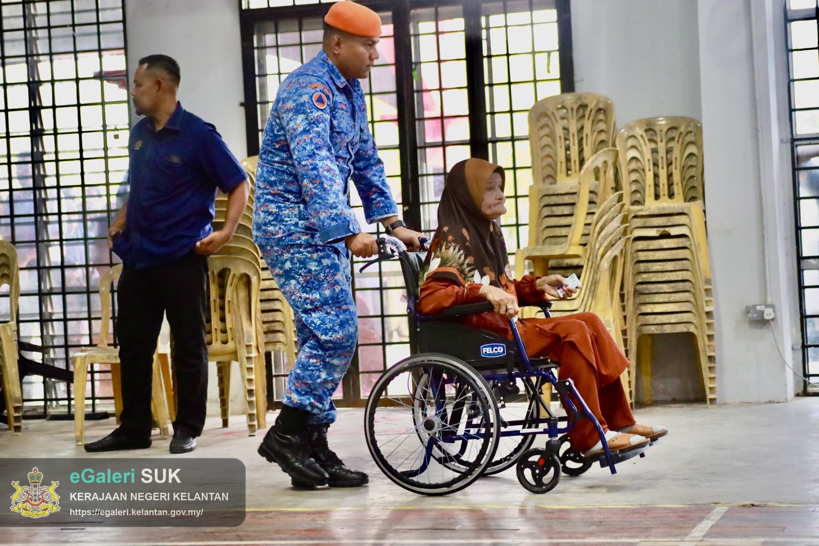 program-agihan-bantuan-wang-ihsan-bwi-kepada-kir-yang-berpindah-ke-pps-disebabkan-bencana-banjir-timur-lautmtl-bagi-jajahan-pasir-putehmachang-dan-bachok-13.JPG