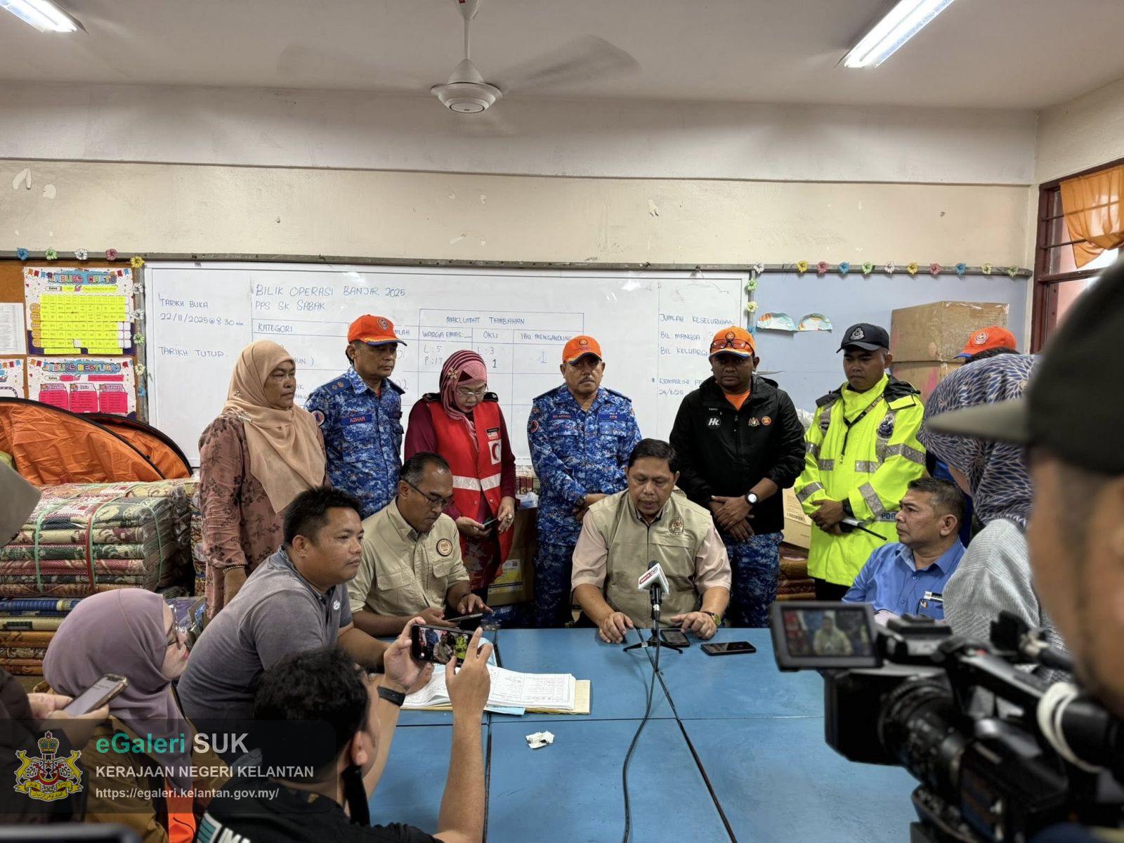 lawatan-kp-nadma-ke-pusat-pemindahan-sementara-sk-sabak-17.jpg