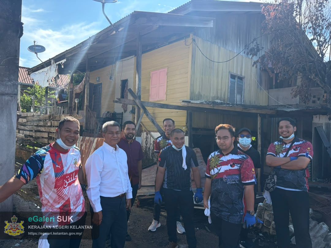 GOTONG ROYONG PEMBERSIHAN SISA BENCANA KEBAKARAN DI KAMPUNG GOK KAPUR KOTA BHARU KELANTAN