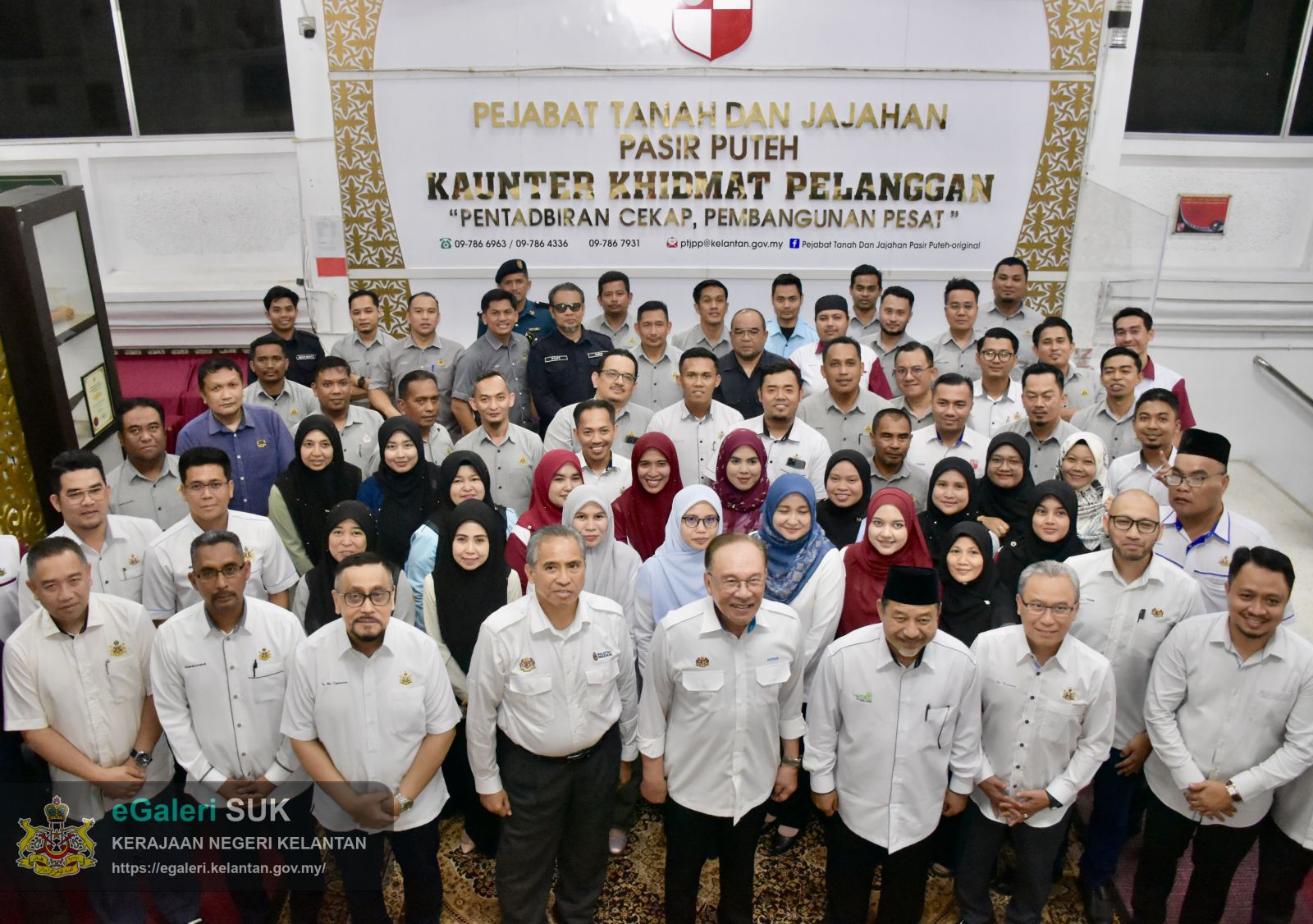 LAWATAN YAB PERDANA MENTERI KE PEJABAT TANAH DAN JAJAHAN PASIR PUTEH BAGI MENGHADIRI MESYUARAT PEMBANGUNAN JAJAHAN PASIR PUTEH