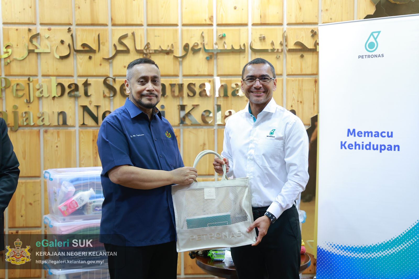 KUNJUNGAN HORMAT PETRONAS PANTAI TIMUR KE PEJABAT SUK