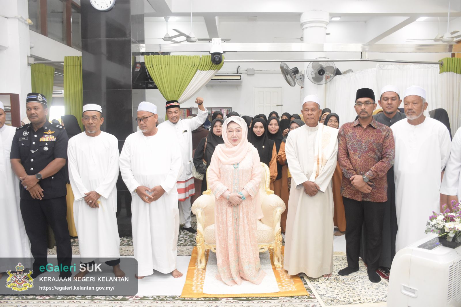 KEBERANGKATAN YMM RAJA PEREMPUAN TENGKU ANIS BINTI ALMARHUM TENGKU ABDUL HAMID KE MASJID MUKIM TELAGA PAPAN SEMERAK PASIR PUTEH