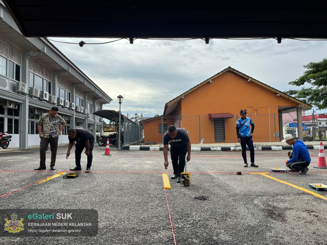 Program Gotong Royong dan Mengecat Petak Parkir Kereta  Perkarangan Parkir PTJPP