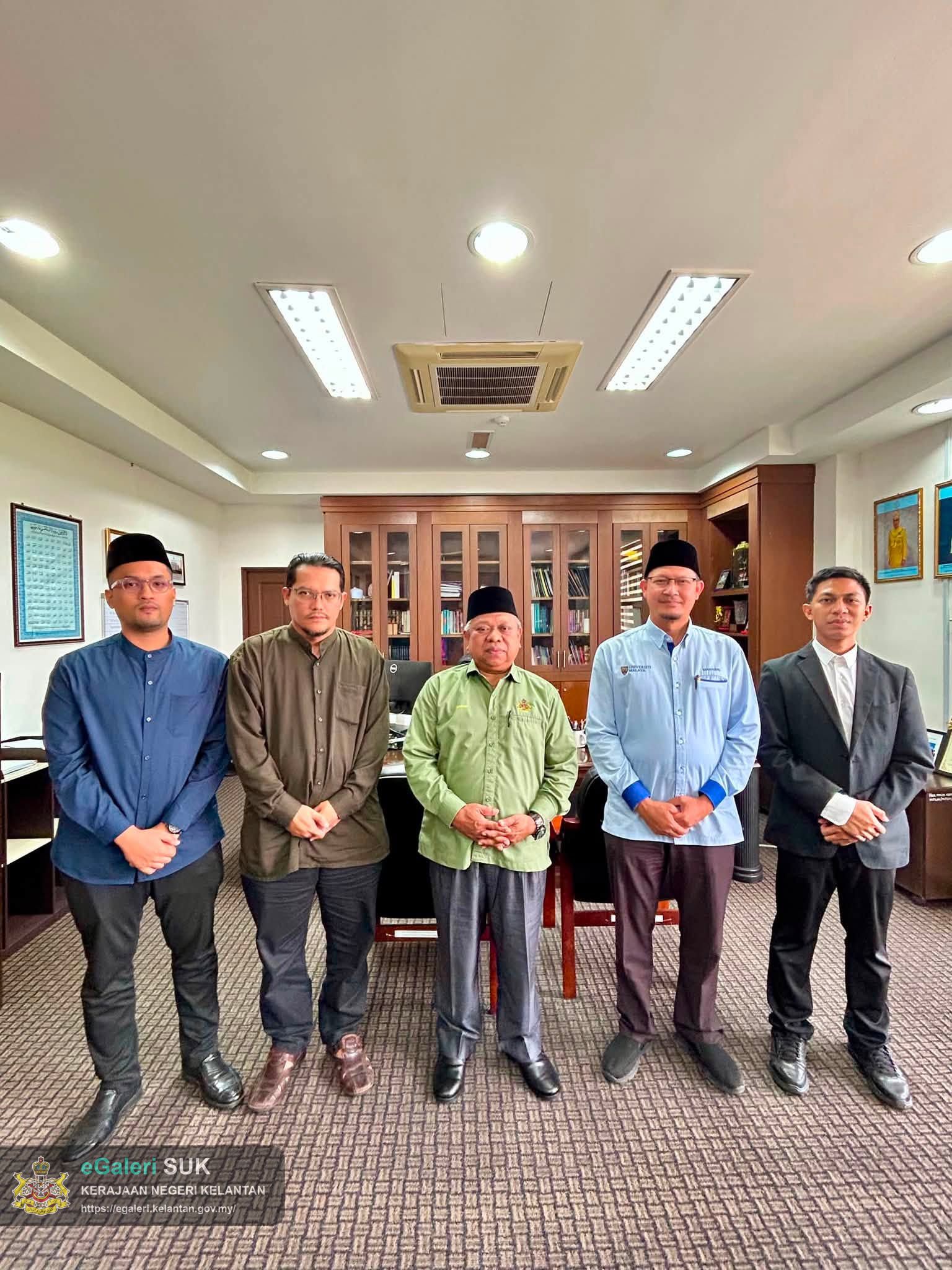 KUNJUNGAN HORMAT PUSAT PENDIDIKAN UNIVERSITI MALAYA UMEC BACHOK KEPADA YANG AMAT ARIF KETUA HAKIM SYARIE NEGERI KELANTAN
