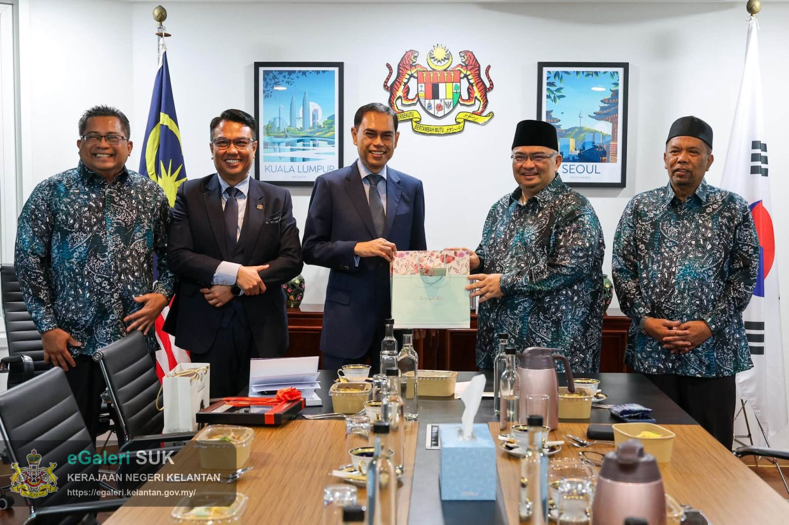 Dato Timbalan Menteri Besar Kelantan bersama delegasi Kerajaan Negeri Kelantan telah mengadakan kunjungan hormat ke Kedutaan Besar Malaysia di Seoul Republik Korea
