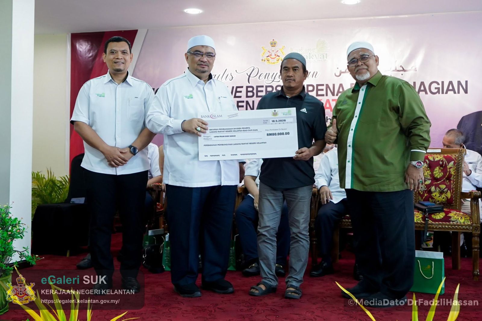 Majlis Penyerahan Mock Cheque dan Slip Dividen Peserta Ladang Rakyat Peringkat Ke70