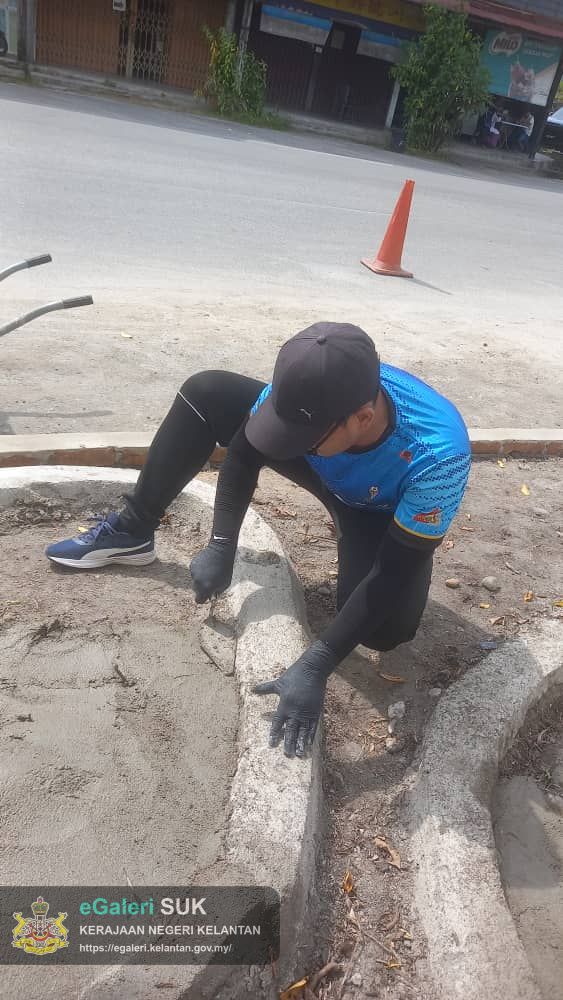 kerja-menaiktaraf-landskap-di-tepi-bangunan-ipc-pasir-puteh-4.jpg
