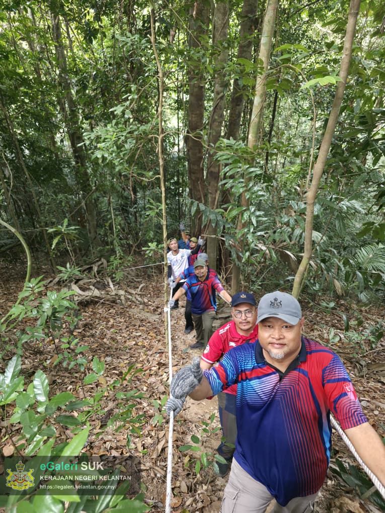 program-gotong-royong-oleh-bahagian-pembangunan-pejabat-tanah-jajahan-gua-musang-di-taman-rekreasi-hutan-dalam-bandar-bukit-chupak,-gua-musang-8.jpg