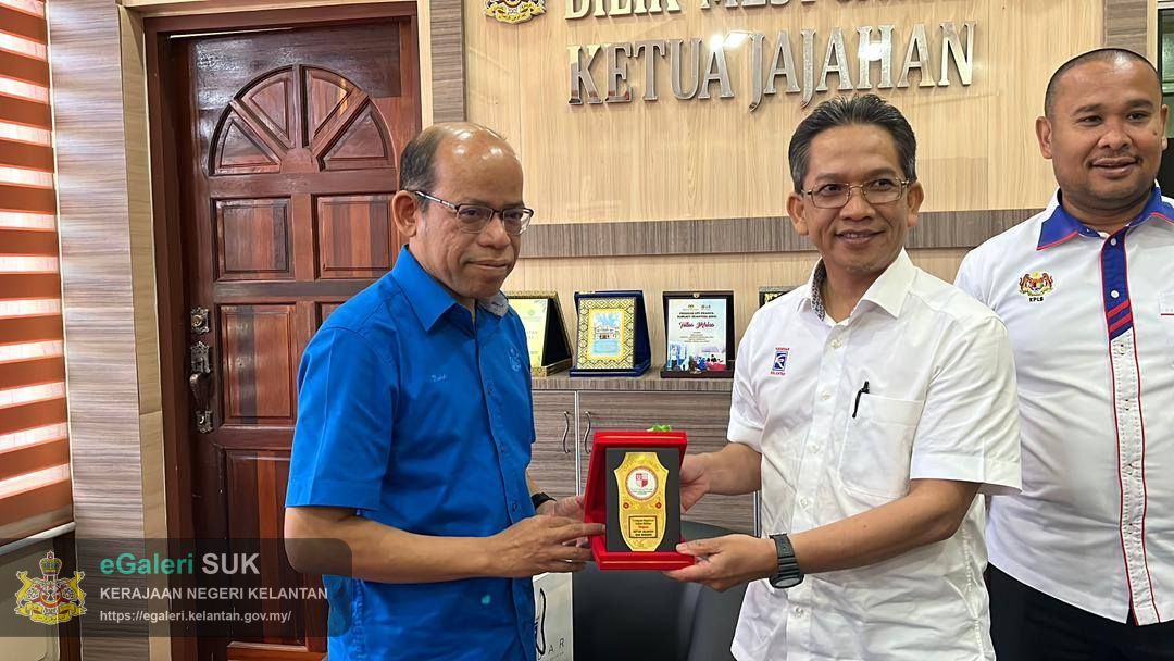 kunjungan-hormat-dari-ybrs-pengurus-besar-kesedar-ke-atas-yabrs-ketua-jajahan-gua-musang-9.jpg