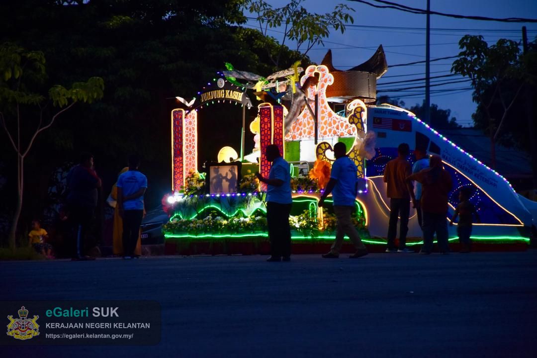 perarakan-kereta-berhias-jajahan-pasir-puteh-2.jpg