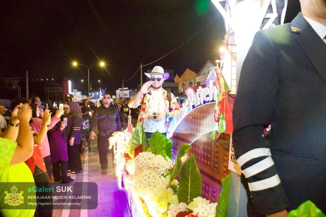 majlis-perarakan-kereta-berhias-pejabat-tanah-dan-jajahan-pasir-puteh-sempena-ulang-tahun-hari-keputeraan-kebawah-duli-yang-maha-mulia-sultan-muhammad-v-yang-ke-56-tahun-2025-35.jpg