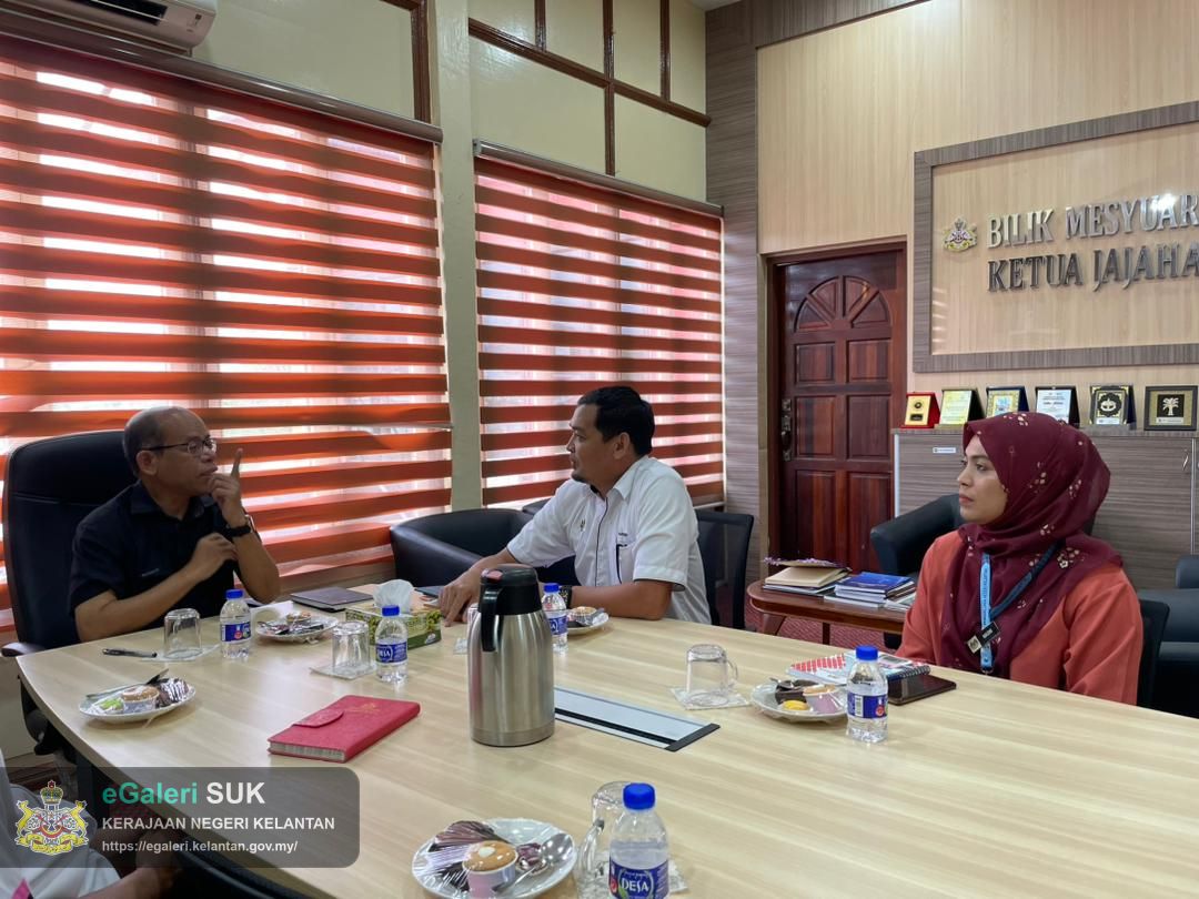 sesi-kunjung-hormat-pegawai-pembangunan-zon-gua-musang-dan-lojing,-unit-penyelarasan-pelaksanaan-(icu)-jabatan-perdana-menteri,-negeri-kelantan-ke-atas-yabrs-ketua-jajahan-gua-musang-3.jpg