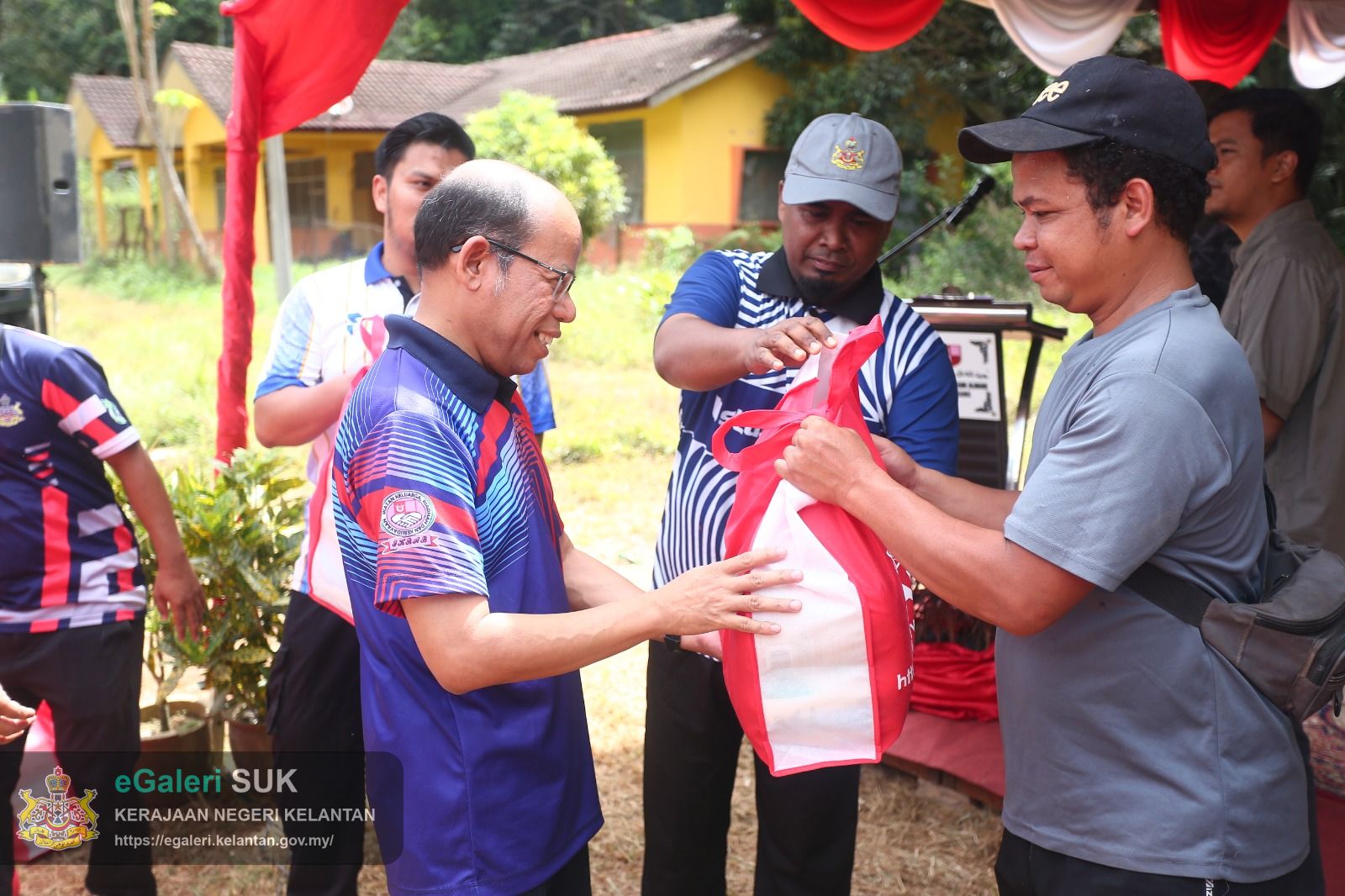 majlis-santuni-kasih-bersama-masyarakat-orang-asli-pos-tohoi-gua-musang-16.jpeg