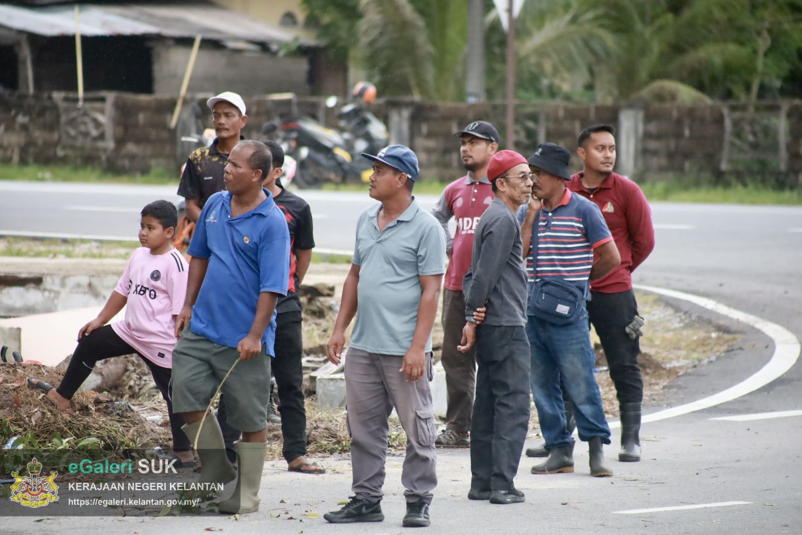 program-penebangan-pokok-usang-di-jalan-pasir-putehtok-bali-yang-melibatkan-pelbagai-agensi-7.JPG